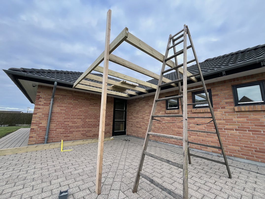 Flot overdækning til fliseterrassen Flot overdækning til fliseterrassen